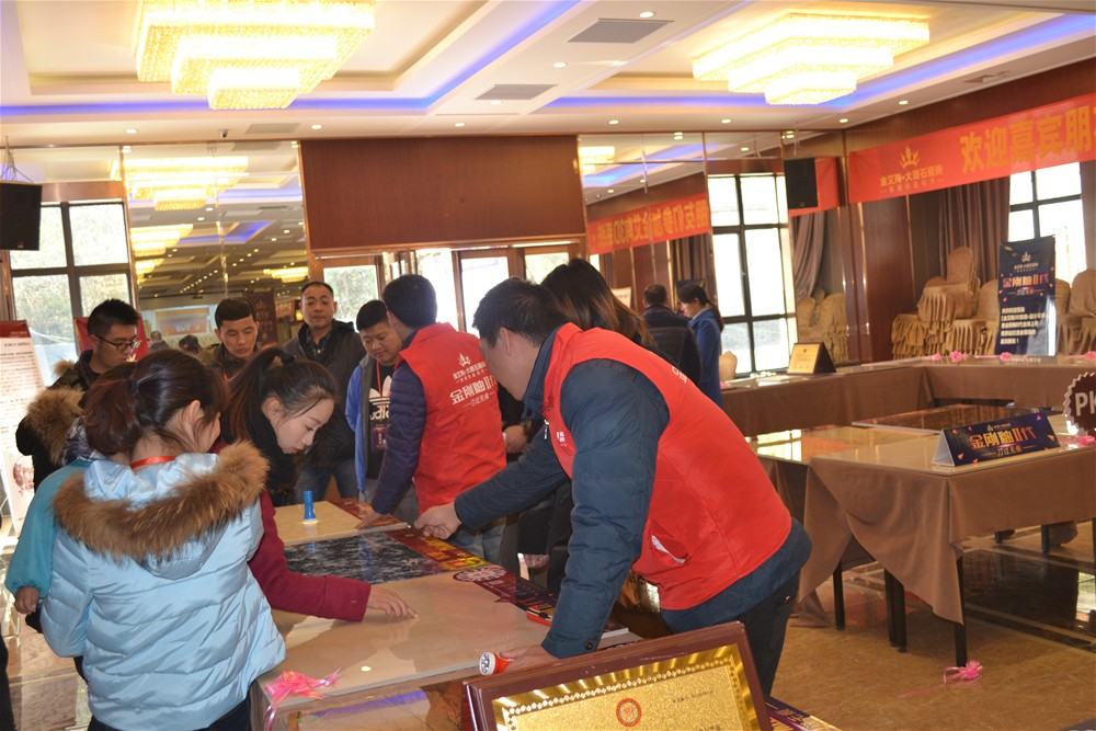 金艾陶瓷磚工作人員為瓷磚代理商朋友詳細(xì)介紹金剛釉II代產(chǎn)品