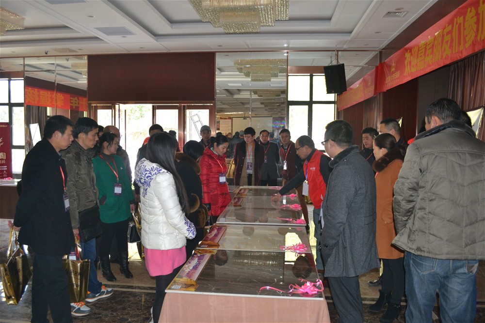 金艾陶瓷磚工作人員為瓷磚代理商朋友詳細(xì)介紹金剛釉II代產(chǎn)品