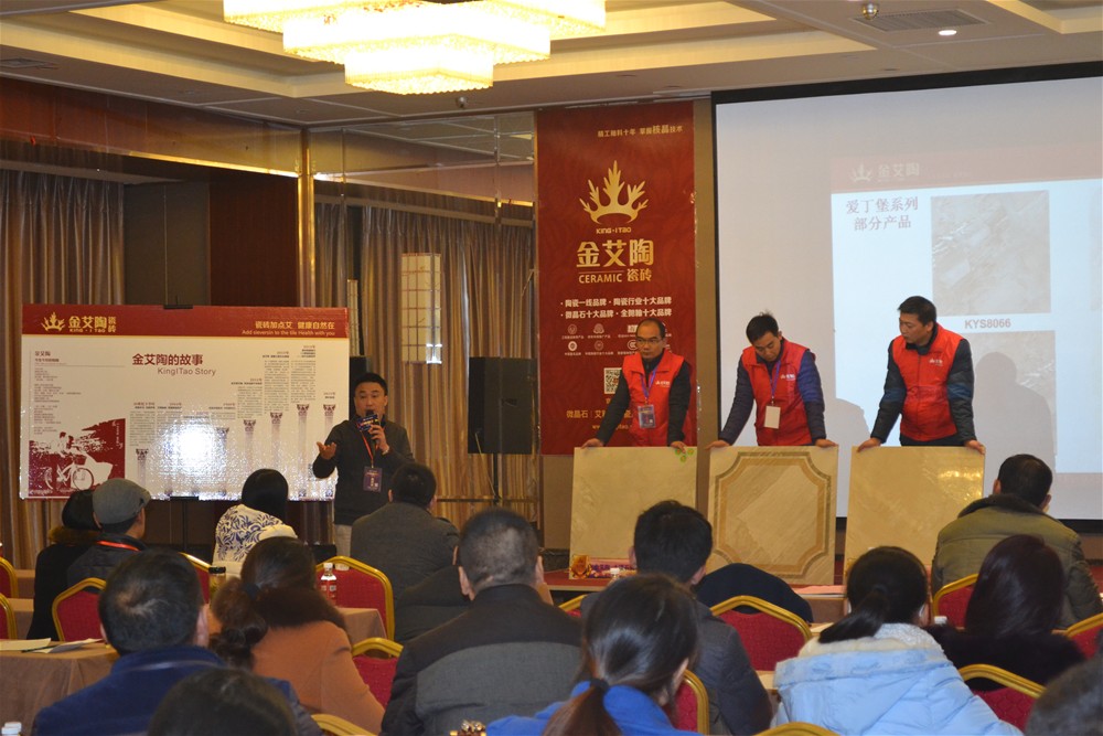 金艾陶營銷總經(jīng)理羅勝講解金剛釉II代產(chǎn)品