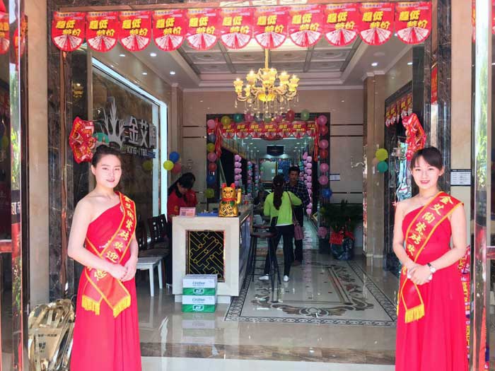 5月27日，在歡快鑼鼓和震撼禮炮的簇擁下，岳陽金艾陶銷售團隊、金艾陶總部營銷總經(jīng)理羅勝、銷區(qū)經(jīng)理何端武、市場部策劃黃偉以及現(xiàn)場100多名岳陽業(yè)主共同見證了金艾陶瓷磚岳陽600平米專賣店耀世開業(yè)的歷史性一刻，本次活動吸引了50多位業(yè)主成功下單。